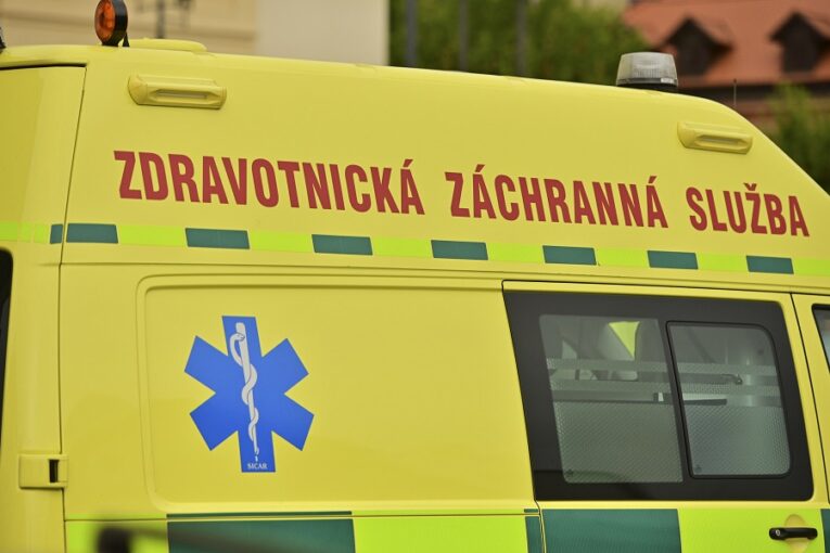 Velká rána a pak ticho. Do bytu seniora se hlídka dostala odvrtáním zámku
