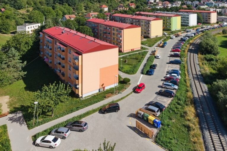 Nové silnice, chodníky i parkování. Zahradní čtvrť v Luhačovicích prošla proměnou