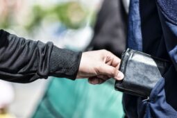 Zloděj se pokusil okrást seniorku na elektrickém vozíku, ta se mu ubránila