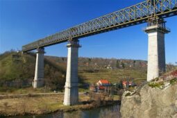 Nejlepší výhled na Znojmo je z viaduktu severozápadní dráhy. Projeďte se vláčkem na mostě zdarma