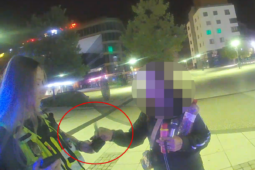 VIDEO: Vzala spícímu muži peněženku. Prohledala ji, a pak odhodila