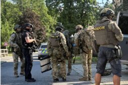Do Chocně vyjela zásahovka i policejní vyjednavač. Padlo podezření na zbraň