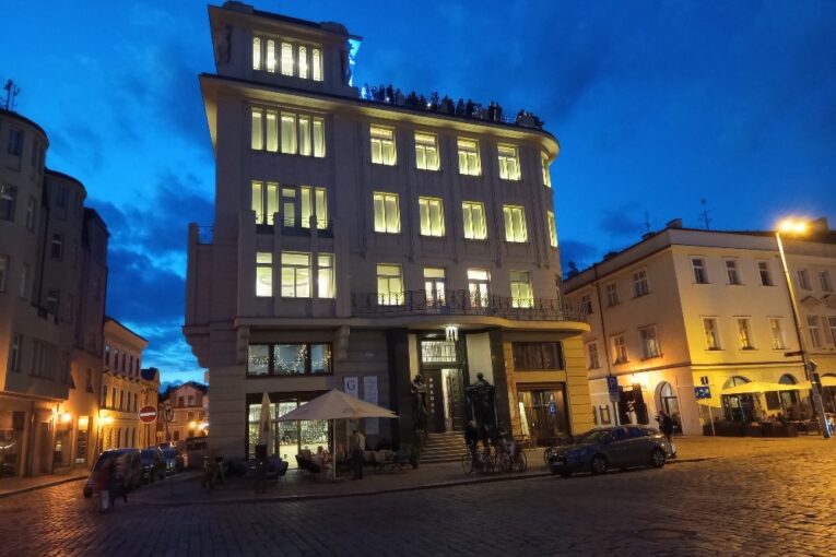 Galerie zve na letní večery na střešní terase