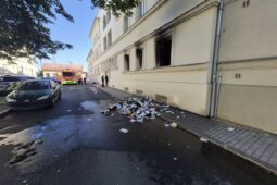 Kvůli požáru v bytě museli hasiči evakuovat 9 lidí a dva psy
