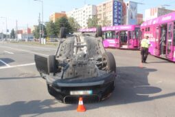 Řidič v BMW jel na červenou. Po srážce s tramvají se auto převrátilo na střechu