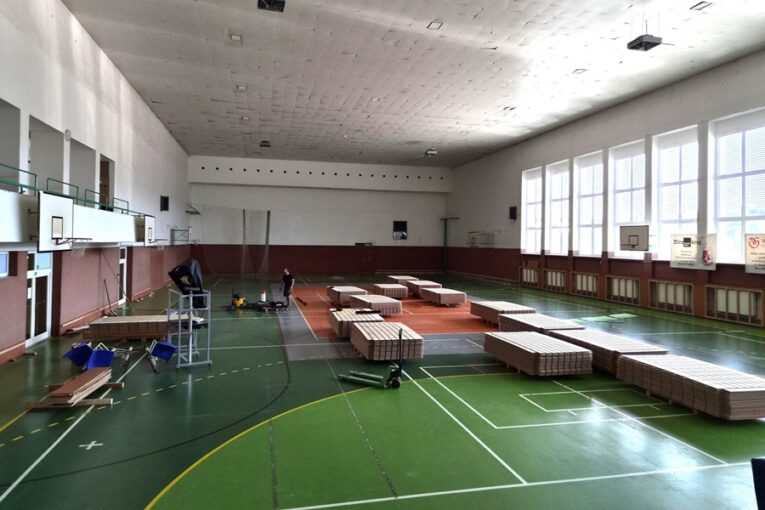 Sportovní hala v Uherském Hradišti dostává po 30 letech novou podlahu