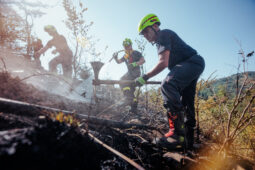 FOTO A VIDEO: Hašení lesního porostu komplikoval vítr. Na místě bylo 15 jednotek