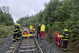 Sedmnáctiletá dívka se střetla s vlakem. Hasiči ji museli nést stovky metrů. Letěla do nemocnice
