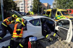 Citroën neměl dát přednost BMW na kruhovém objezdu. Jeden řidič skončil v nemocnici