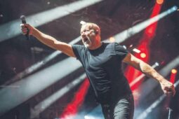 Makejte a vypadněte z Česka, radí mladým muzikantům David Koller