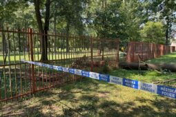 Na otrokovické koupaliště spadl vzrostlý strom a poškodil oplocení