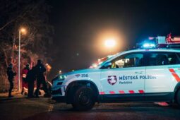 Muž vyhrožoval kulkou do hlavy kolemjdoucím. Lidé měli strach o život