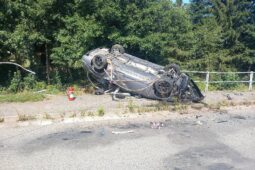 Auto skončilo na střeše nad Stěnavou. Zranili se tři lidé