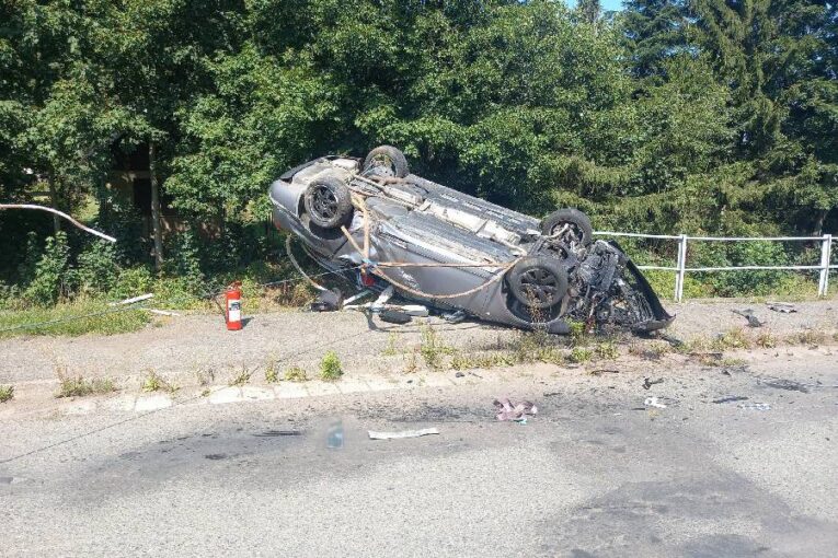 Auto skončilo na střeše nad Stěnavou. Zranili se tři lidé