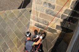 Karlův most čistí restaurátoři na lanech, práce potrvají několik týdnů
