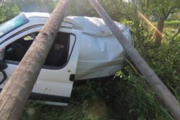 Dodávka sjela ze silnice a poškodila sloup. Pro ženu letěl vrtulník