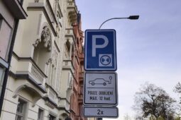 Praha připravuje další lampy pro nabíjení elektromobilů. Projekt prodloužila do roku 2028
