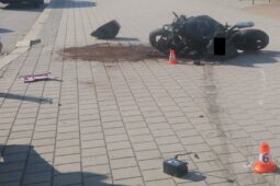 Po střetu s autem utrpěl těžké zranění nohy. Motorkář letěl do nemocnice