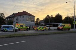 Motorkář se snažil kličkoval mezi autobusem a autem: Srazil seniora, sám spadl a zemřel
