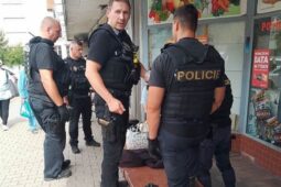 Nůž, útěk a pátrání. Drama v obchodním centru skončilo dopadením muže