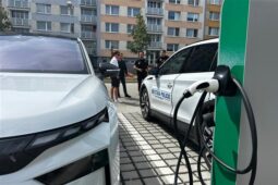 Nová služební auta pod drobnohledem. Strážníci testují, co zvládnou elektrovozy