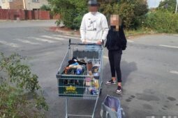 Otevřela mu dveře a vyrazili na útěk. S plným košíkem daleko nedojeli