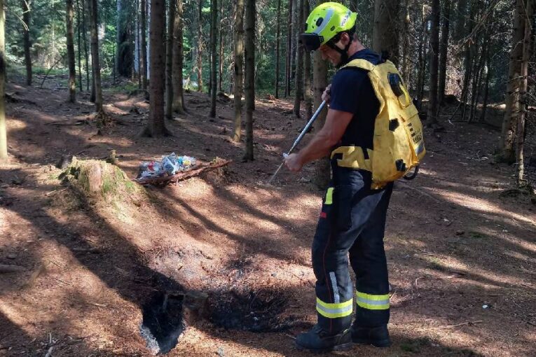K požáru u Svobody nad Úpou vyrazili hasiči i na čtyřkolce