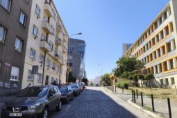 Policii ujížděl rychlostí 160 km/h. Zastavil až přímo před jejím ředitelstvím