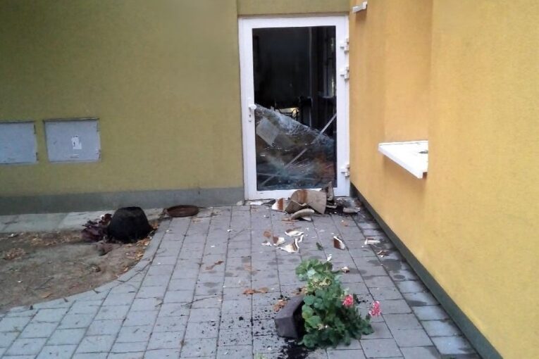 Muž rozbil dveře mateřské školy, pak se válel před bytovkou