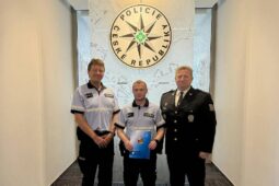 Mladý muž zkolaboval v baru. Policista mu pomohl zachránit život
