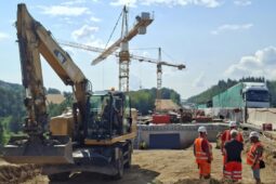 Do školy do Prahy raději s předstihem. Autobusy mohou nabrat přes půl hodiny zpoždění