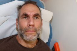 Muž ležel bezvládně u základny záchranářů. Policie žádá veřejnost o pomoc