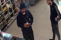 VIDEO: Neznáte dvojici na videu? Mohla by pomoci objasnit krádež