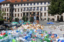 Budou turisté v Praze třídit? Magistrát kvůli tomu vysypal odpadky pod svá okna