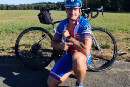 Ondřej Sejbal šlape 315 kilometrů pro bývalého vojáka Karla. Ten je ochrnutý po brutálním napadení