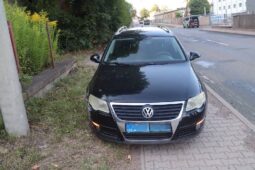 Passat narazil do betonového oplocení. Policie hledá svědky