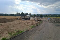 Silnice mezi Vlašimí a Pavlovicemi bude bezpečnější. Oprava skončí už v září