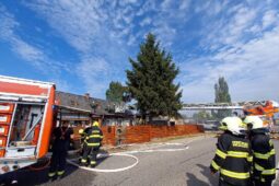 Plameny z auta přeskočily na rodinný dům. Škoda je 1,3 milionu
