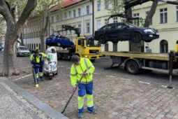 Po prázdninách se vrací blokové čištění ulic. Řidiči musí hlídat zákazy zastavení.