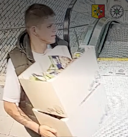 Veverka by záviděla. Zloděj ukradl přes 130 balení ořechů