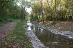 Rokytkou teď teče minimum vody. Praha se přesto připravuje na další povodně