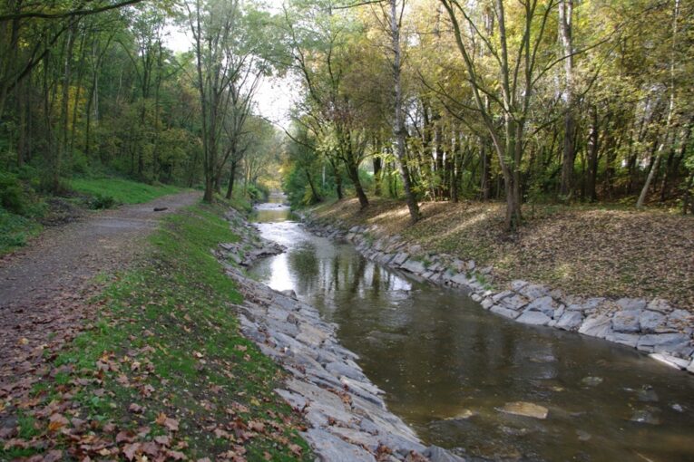 Rokytkou teď teče minimum vody. Praha se přesto připravuje na další povodně