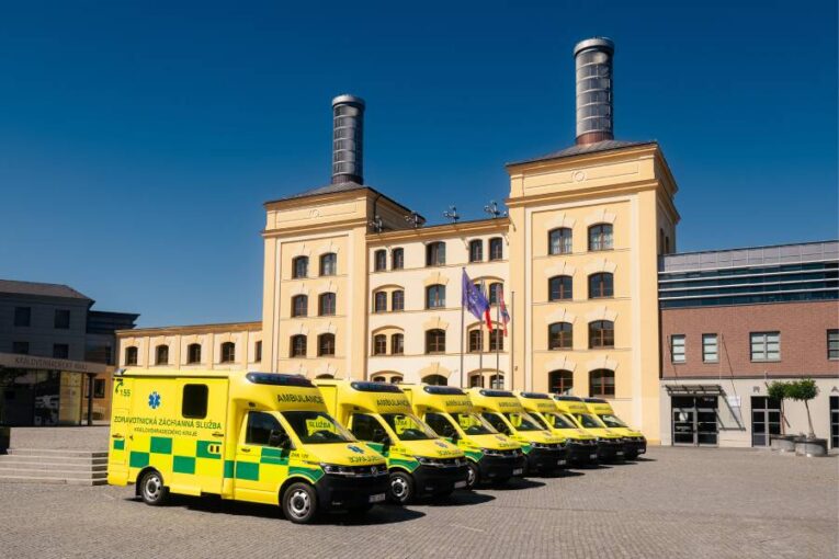 Sanitky za téměř 32 milionů míří na pět základen