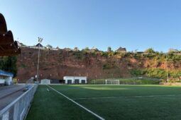 Skalní svah nad sportovišti zabezpečí sítě i ploty