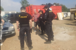 Policie zkontrolovala stovky lidí. Deset cizinců skončilo se zajištěním