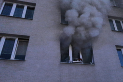 FOTO: Požár elektrokoloběžky zničil byt v Plzni. Hasiči z domu evakuovali 22 lidí