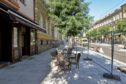 Americká ulice v Plzni se mění. Přibyla zeleň, širší prostor pro lidi i nová pravidla pro řidiče