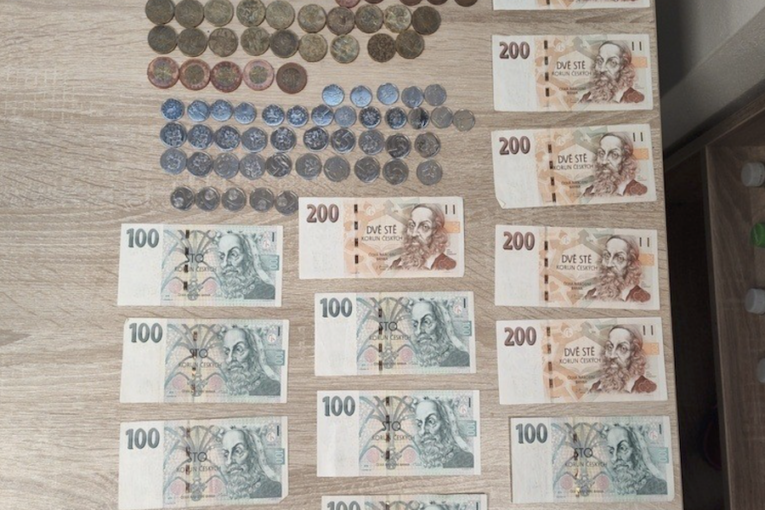 Nechal peněženku na střeše a odjel. Uvnitř měl přes 3500 korun
