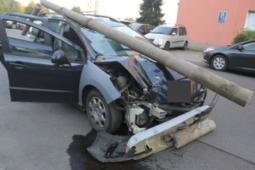 Opilý cyklista, nehoda i jízda přes zákaz. Tři řidiči během dne hazardovali na silnici