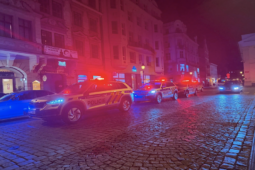 Policisté vyrazili do noční Plzně. Zkontrolovali stovky lidí a odhalili i řidiče pod vlivem